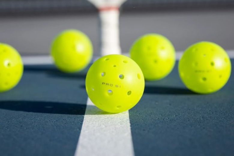 Bóng Pickleball là gì?