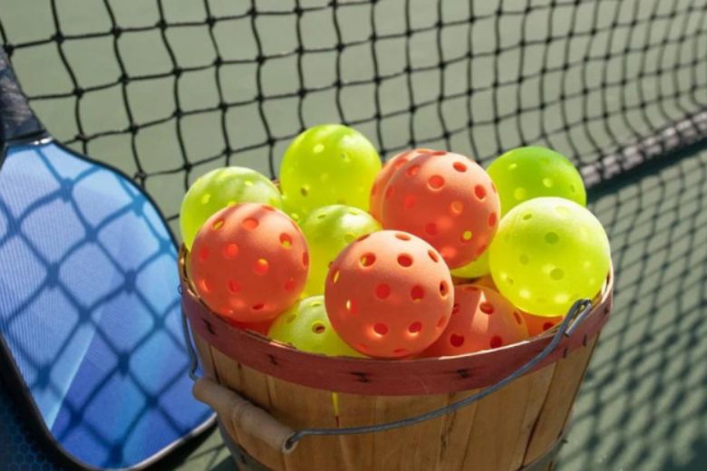 Các loại bóng Pickleball phổ biến hiện nay