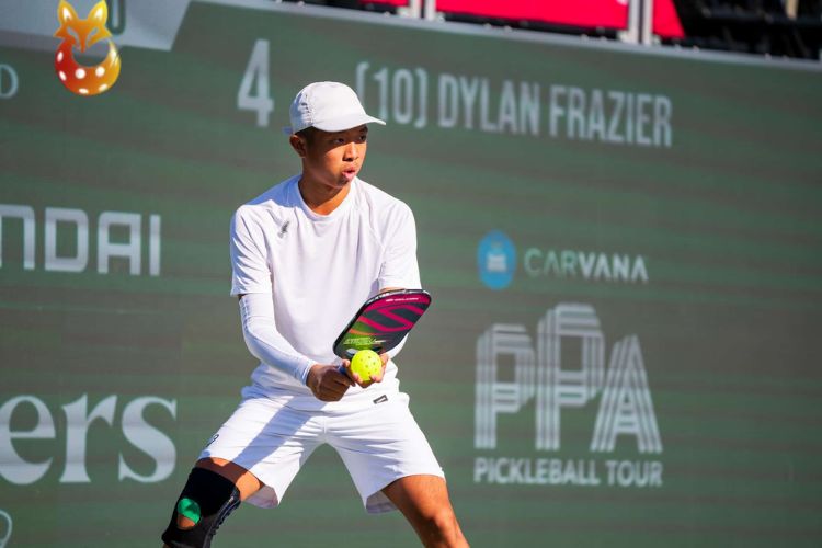Người chơi pickleball kiểu phòng thủ