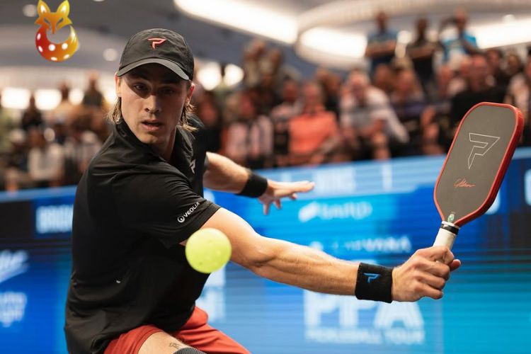 Người chơi pickleball kiểu tấn công