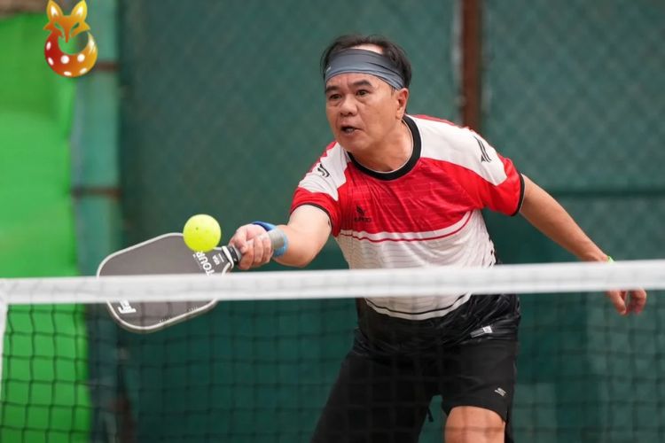 Người chơi pickleball kiểu toàn diện